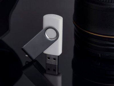 USB flash-карта "Dot" (16Гб), белый, 5,8х2х1,1см,пластик металл